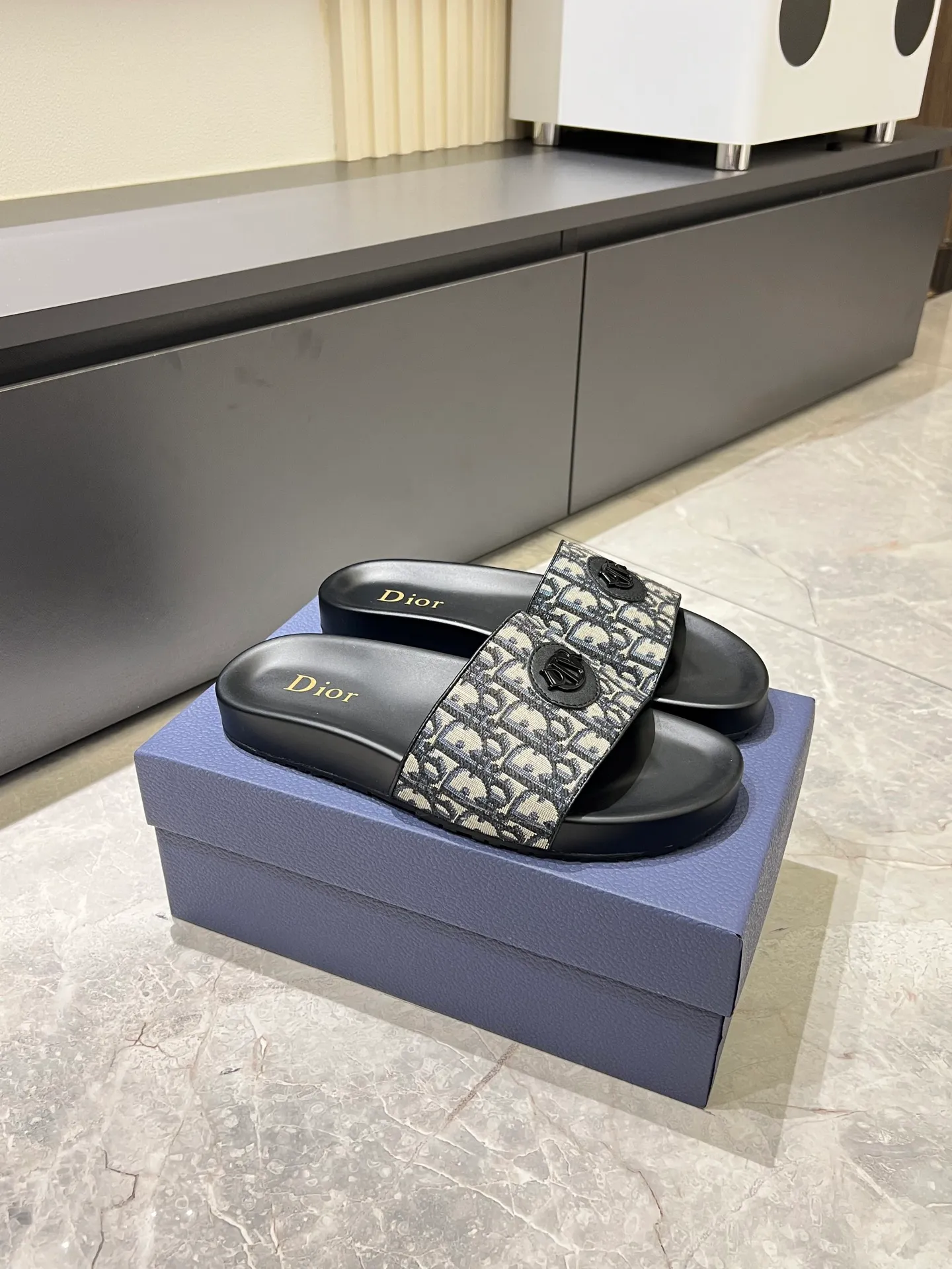 Men's men's shoes 💰p300 Size 38-45 Dior Dior's latest H-Town series Oblique thick sole slippers sandals Original purchase development and production This Dior H-Town sandals pay tribute to the classic logo of sports style and highlight Dior's high-end spirit. Crafted from black rubber with a beige and black Oblique printed upper, it's accentuated with tonal calfskin details. The rubber sole incorporates a variety of elements and is embellished with the Dior logo for a refined, futuristic look. Can be worn with shorts or jeans. Comes with exquisite packaging at the counter 🛍📦 ▪️ Fabric: Original customized imported Oblique embroidery ▪️ Lining: Imported soft sheepskin ▪️ Sole: Original molded ultra-light foam material ▪️ Bottom thickness: 4CM